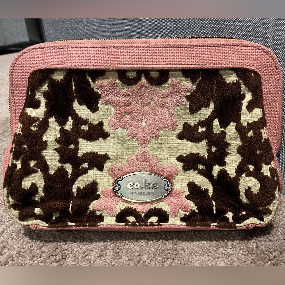 Cake By Petunia Clutch